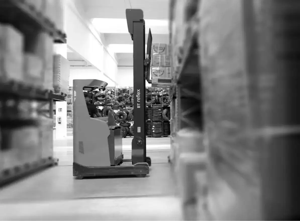 AGV esegue operazione di picking dopo l'assegnazione della missione dal dispatcher