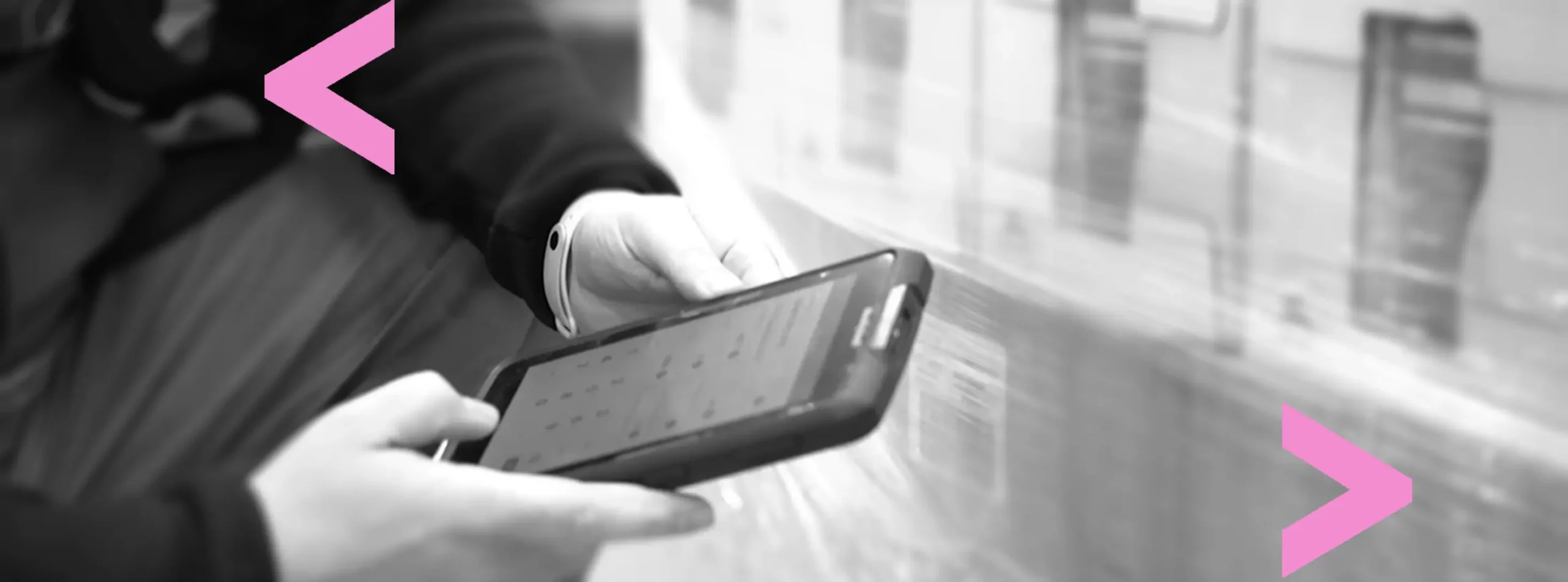 operatore di magazzino usa un terminale con chatbox IA in magazzino