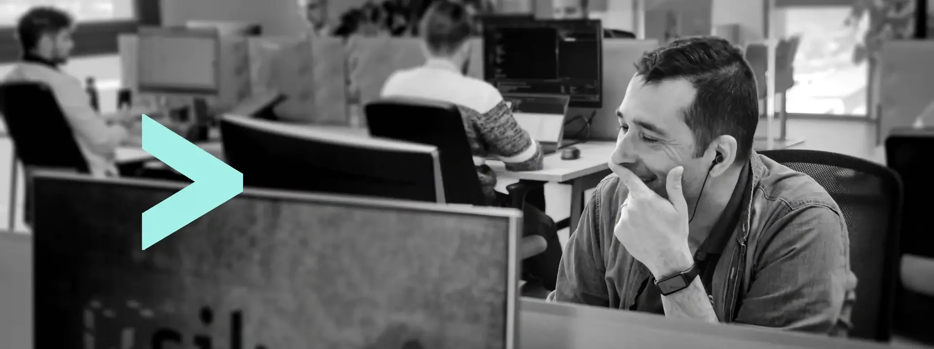 software developer sorride al pc mentre parla con un cliente