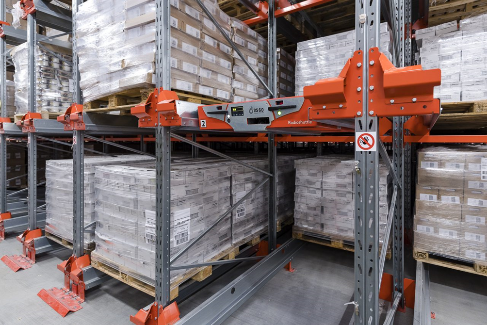 sistemi di stoccaggio automatici: immagini di shuttle in funzione in magazzino